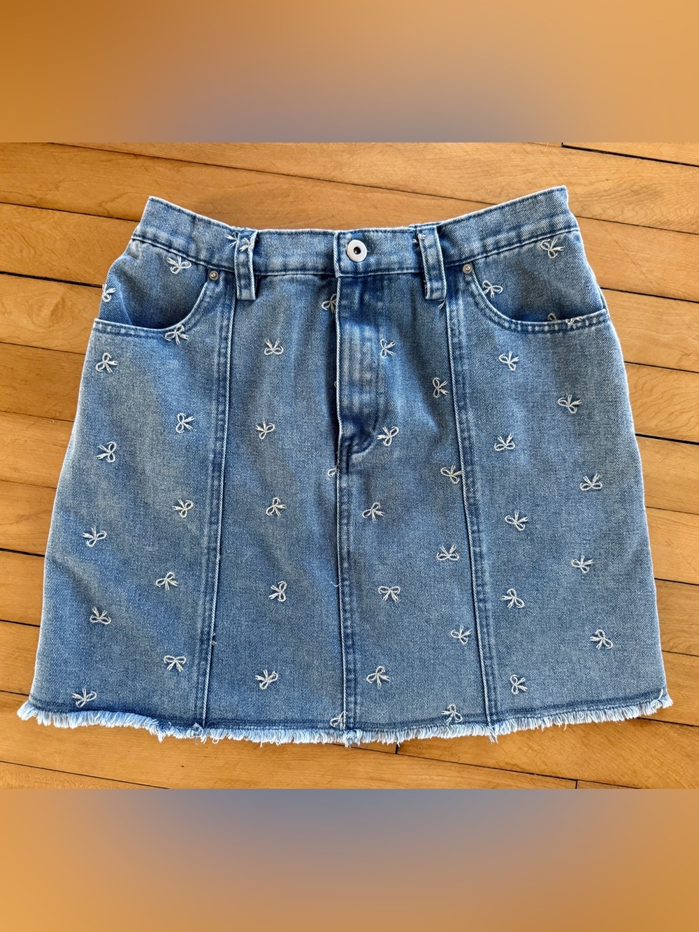 Size M New’Me Blue Embroidered Bow Denim Mini Skirt